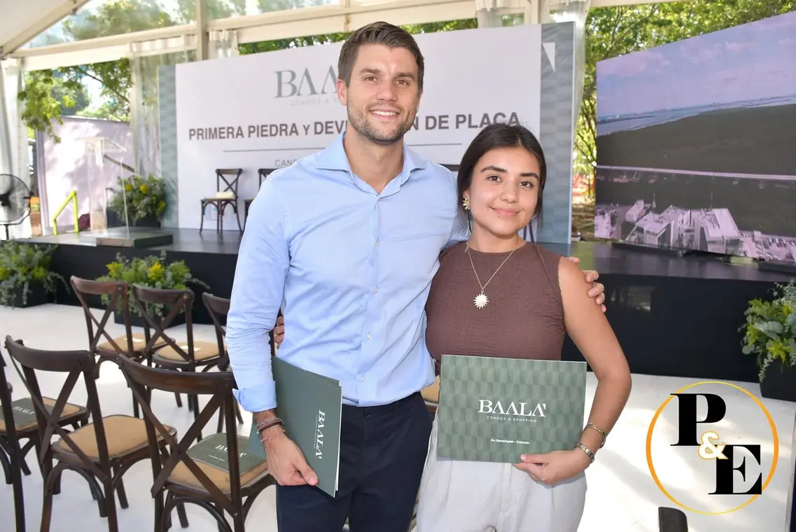 Invitados frente al backdrop de la primera piedra y develación de placa de Baalá.