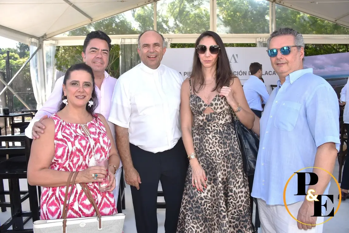 Invitados en la carpa del evento de primera piedra de Baalá.