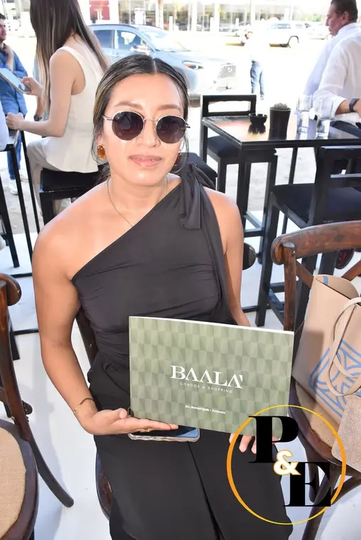 Asistente con el kit de bienvenida de Baalá durante el evento.
