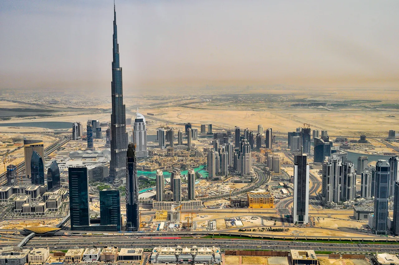 Vista aérea del Burj Khalifa dominando el skyline de Dubái: la torre más alta del mundo, 828 metros — su pináculo lo instaló VSL en 2010.